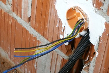 Hur man hittar rätt elektriker för att byta ledningar i huset