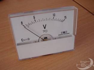 Mengubah komputer dengan voltmeter analog yang diterangi dengan indah