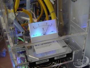 Модиране на компютър с красиво осветен аналогов волтметър
