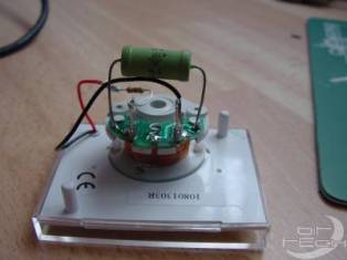 Modifikace počítače s krásně osvětleným analogovým voltmetrem