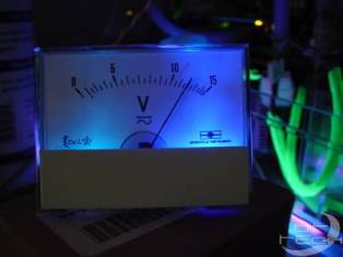 Modifikace počítače s krásně osvětleným analogovým voltmetrem