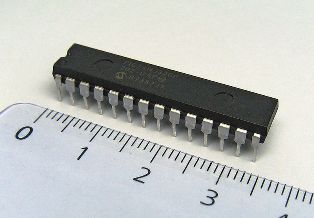 Atmel AVR ATmega8 mikropengawal dalam pakej DIP