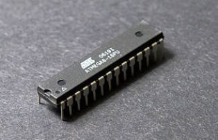 16-bittinen 28-nastainen PDIP PIC24-mikrokontrolleri