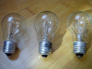 Tre glödlampor från olika tillverkare