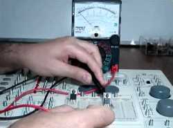 Transistor: peranti dan prinsip operasi
