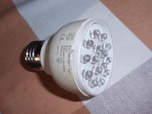 Σπιτική λυχνία LED κατασκευασμένη από μεμονωμένες λυχνίες LED