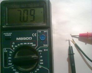 Измерваме напрежението на изхода на зарядното устройство