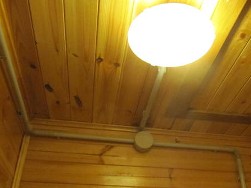 Pemasangan pendawaian elektrik di rumah kayu