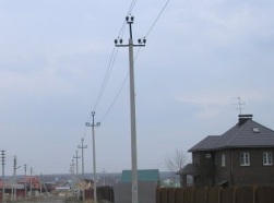 Elektroinstallationsarbeiten bei Anschluss an die Stromversorgung eines Landhauses