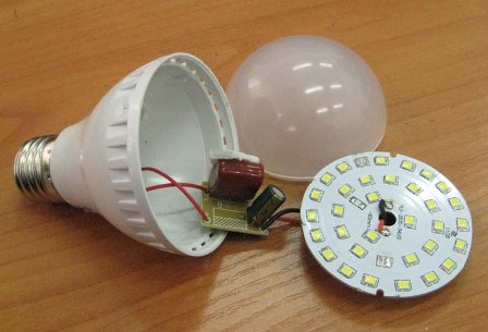 zerlegte LED-Lampe