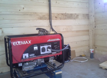 Generator in einer Holzscheune
