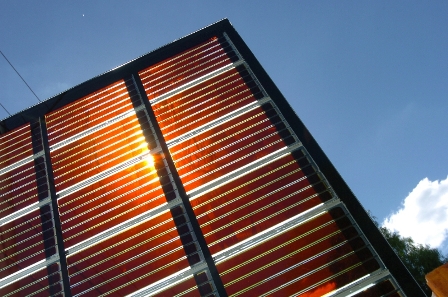 Solpaneler tillverkade av billiga material