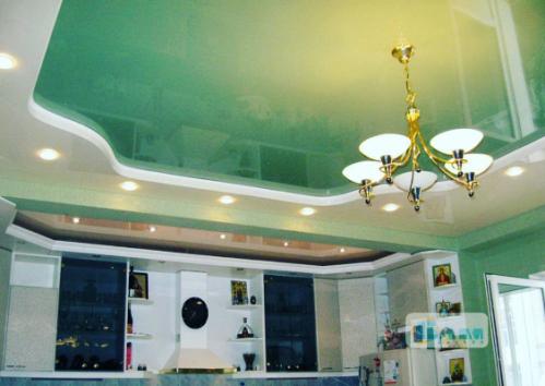 Foto cu iluminarea tavanului fals în bucătărie