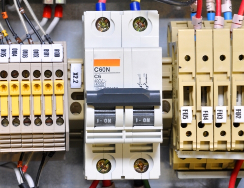 How the time-current characteristics of circuit breakers and fuses work