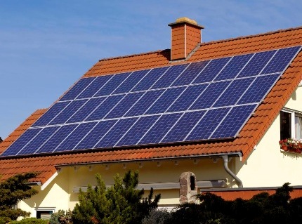 Solární panely na střeše budovy