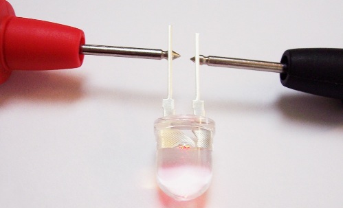 LED dioda s multimetrom kao obična dioda
