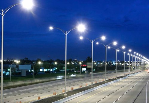 Straßenbeleuchtungssteuerung. Moderne Wege