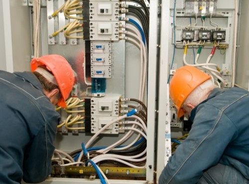 Reparatur elektrischer Geräte in einem Industrieunternehmen