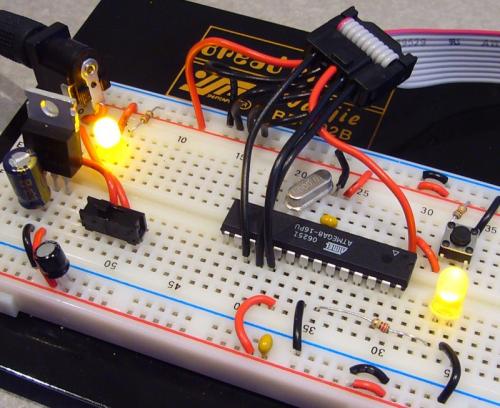 Microcontrolador AVR en placa de pruebas