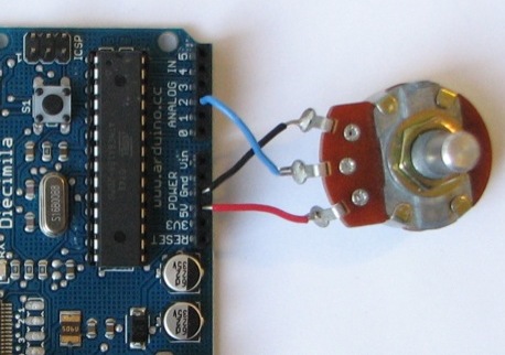 El esquema de conexión del potenciómetro a Arduino, por analogía, la salida central se puede conectar a cualquier entrada analógica
