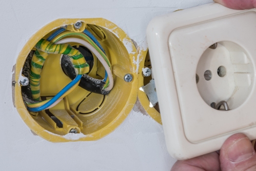 Как да инсталирате кутия под електрически контакт или да превключите вътре в стената