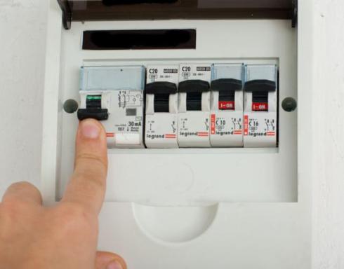 Disconnecting the machine in the electrical panel