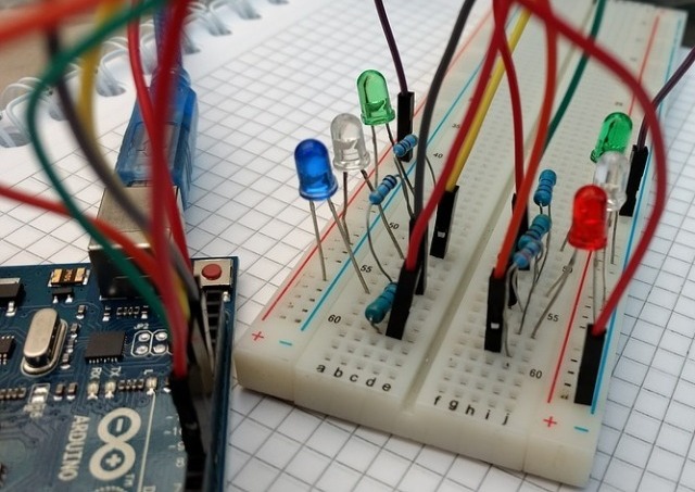 Quick assembly of circuits on solderless breadboards