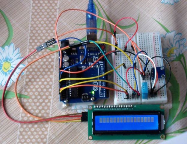 Een typisch project van de Arduino in het test- en ontwikkelingsstadium