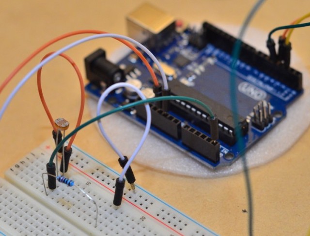 Menyambung sensor analog ke Arduino, membaca bacaan sensor