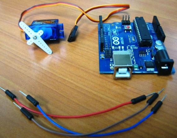 Vi ansluter servon till Arduino