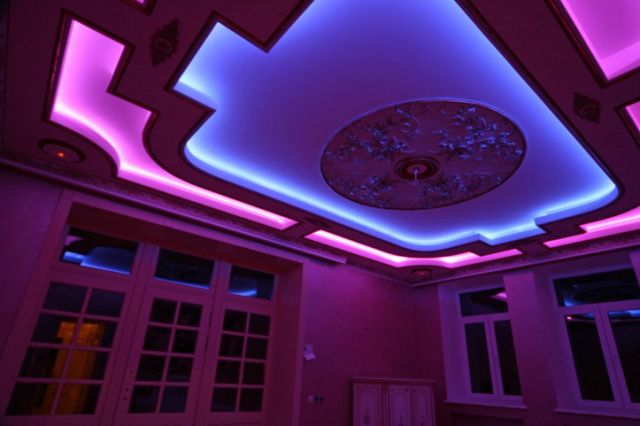 Bandă LED în interiorul camerei