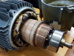 Jak rozlišit indukční motor od stejnosměrného motoru
