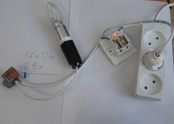 Схема на свързване на резистор към светещ превключвател
