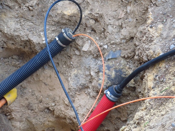 Пример за уплътняване на тръби за полагане на кабели в земята