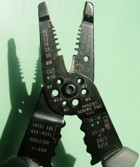 Universal pliers for cleaning insulation and crimping terminals