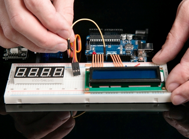 Kokie yra „Arduino“ ekranai ir kaip juos sujungti