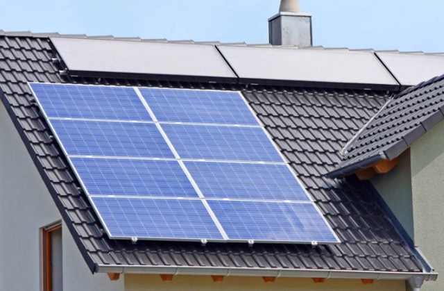 Panel solar untuk bekalan tenaga autonomi di rumah