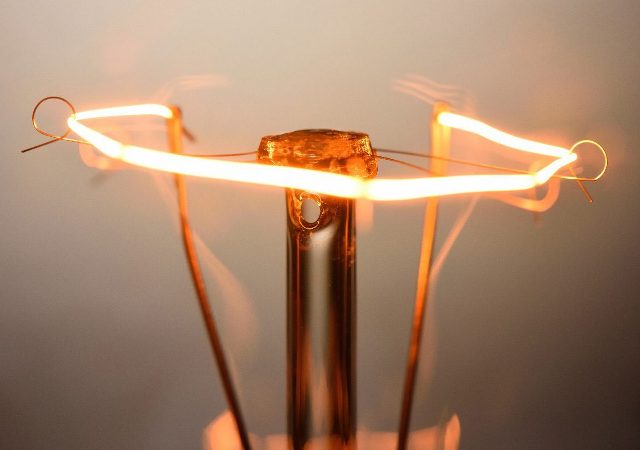 Kako izračunati temperaturu žarulje sa žarnom niti u nazivnom načinu