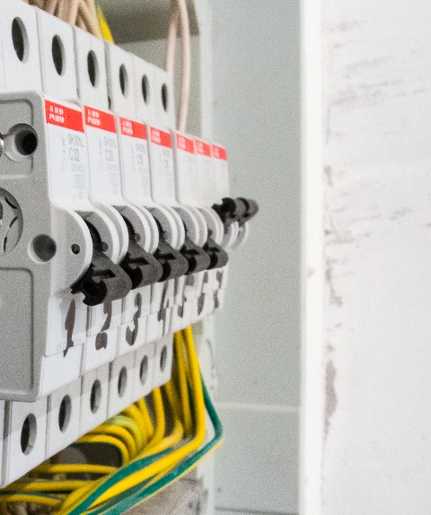 How to choose the right machine for replacing the old one in the electrical panel