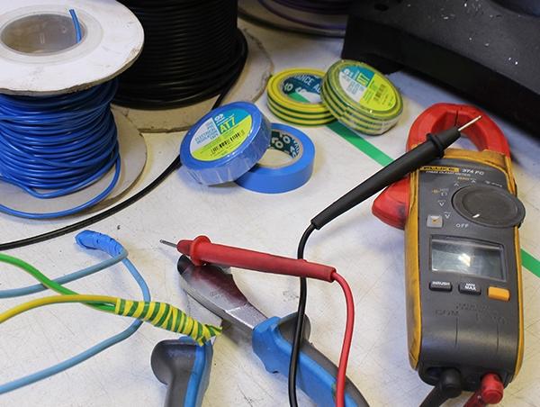 Materialien und Werkzeuge für elektrische Arbeiten