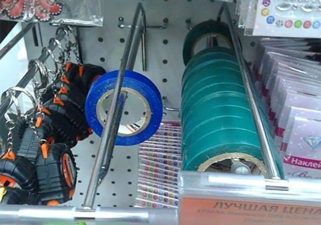 Синя електрическа лента в магазина
