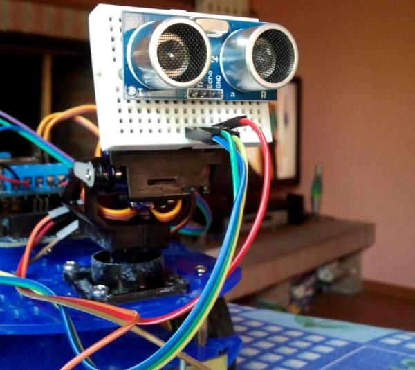 Robot dengan sensor ultrasonik untuk mengukur jarak ke halangan