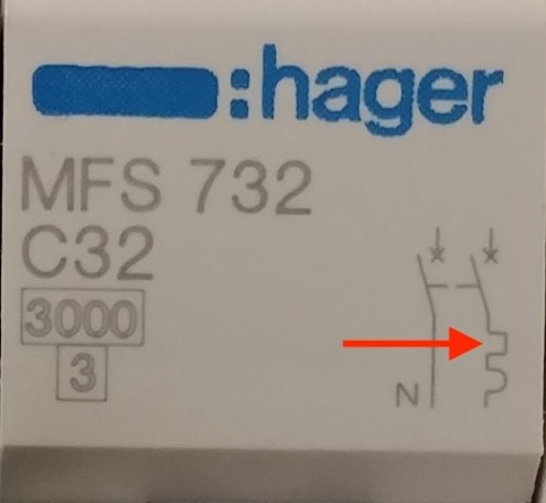 Označení tepelného uvolnění na krytu spínače Hager