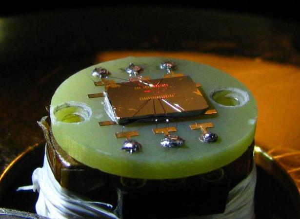 Optisen transistorin prototyyppi