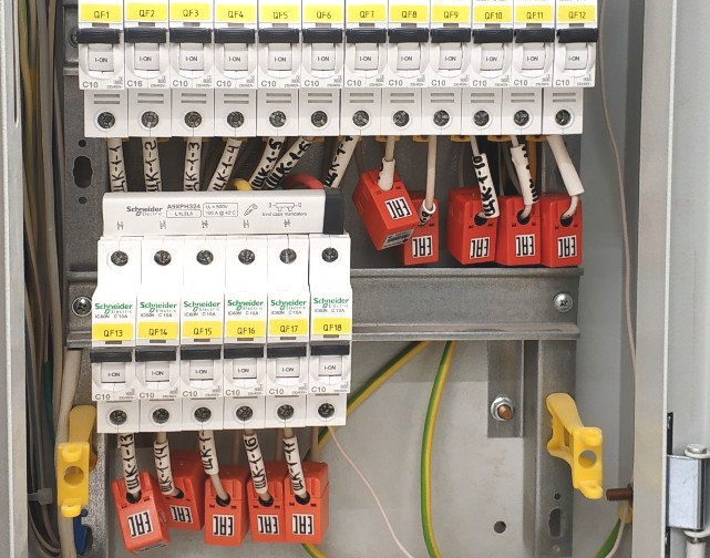 Снимка на инсталирани сензори от серия PAN в електрически шкаф