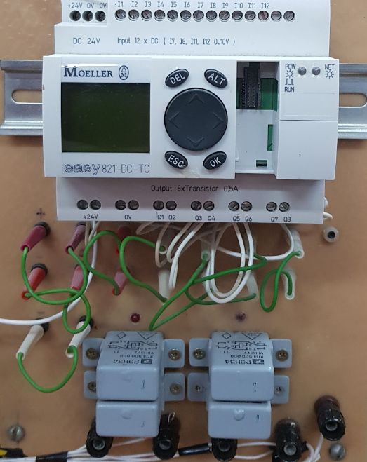 Empat relay yang disambungkan kepada output Easy Moeller PLC